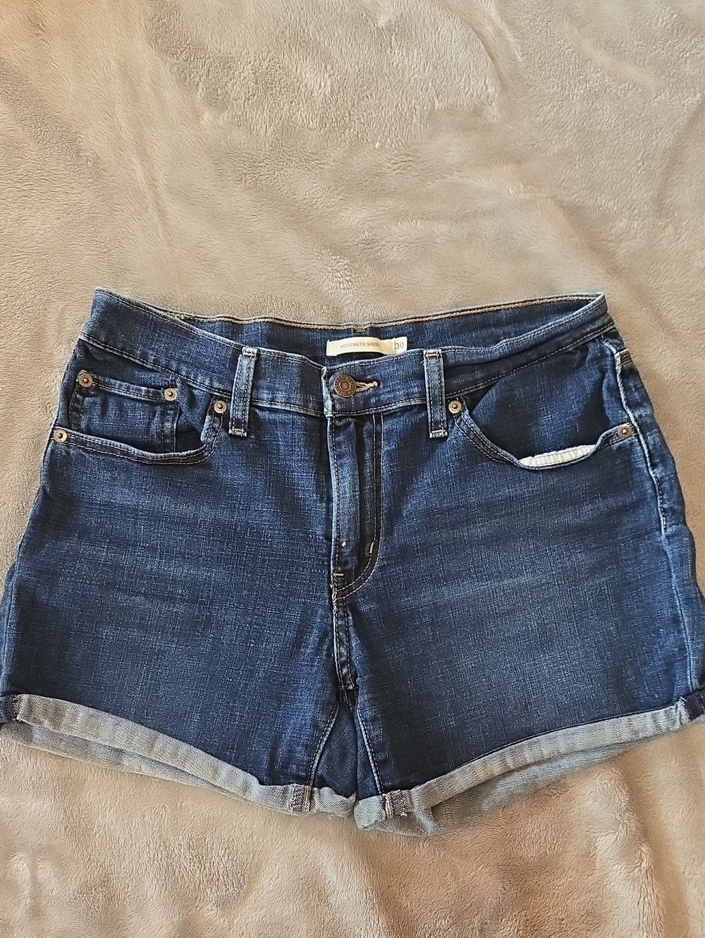 Levi’s Women’s Denim Shorts W30 Cuffed Hem Dark Wash Casual Summer ☀️💙